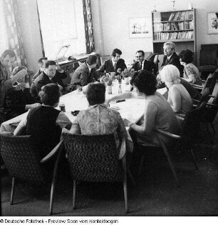 Großhandelskontor Textil Rosenstraße in Dresden, Besuch des syrischen Ministers für Handel und Versorgung im Großhandelskontor (-kombinat?) Textil, 2. von rechts: Horst Butziger, Leiter der Abteilung Handel und Versorgung beim Rat des Bezirks Dresden