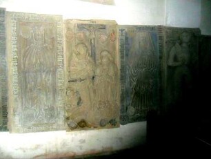 Langhaus Innen-Grabsteine der Truchsessen von Wetzhausen im Süden (7-9-Gehaltvolle Steinmetzarbeiten der Gotik mit Personen in Hochreliefdarstellung mit Ornamentik un Umschrift