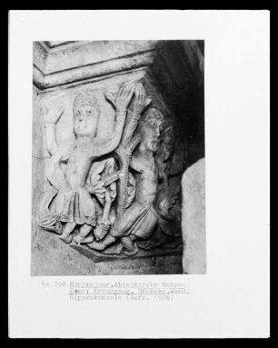 Konsole mit stehenden Figuren