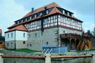 Rückansicht des sanierten Edelhofes mit Anbau