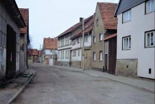 Hauptstraße mit dichten Häuserzeilen