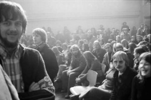 Freiburg: Stadthalle, Wahlkundgebung zur Landtagswahl Baden-Württemberg, Publikum und Demonstranten