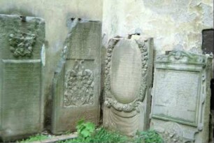 historische Grabsteine an der Kirchenwand