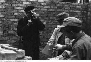 Dresden. "Australier in Dresden" Architekt John Walker auf einer Baustelle, November 1951