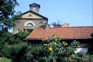 Westgiebel der Kirche und Gebäudedach
