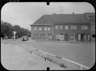 Delitzsch, Roßplatz 1/2 (?). Wohnhäuser mit Läden. Straßenfront