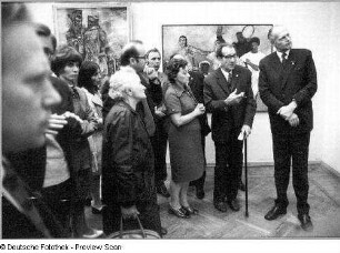 Dresden-Altstadt. Albertinum. VII. Kunstausstellung der DDR, 05.10.1972-25.03.1973, Joachim Uhlitzsch, Direktor der Galerie Neue Meister, während einer Führung