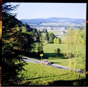 Hinterzarten: Hinterzarten von Südwesten, mit rotem Auto