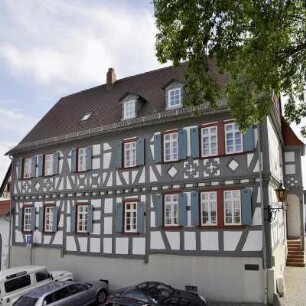 Kath. Pfarrhaus (kath. Pfarrhaus mit Hoftor); Oberursel, St.-Ursula-Gasse 15