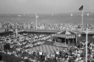 Travemünde: Cafégarten vor dem Casino, von oben mit Promenade und Meer