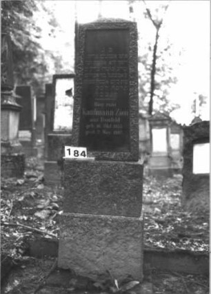 Grabstein 184 (Index: 99899055) Material: Granit Zustand: gut erhalten Maße HxBxT: 200x56x30 cm Beschreibung: Obelisk, Oberfläche grob behauen, eingelassene Schrifttafel, oberhalb der Inschrift eingeritztes Schofar Symbolik: Schofar Besonderheit: kulturhistorisch wertvoll / hist.-wiss. Gründe (Gemeindestellung): Grabstein 184