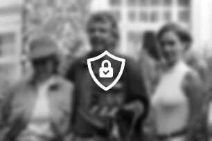 Gut Treuholz: Dreharbeiten zum Pilotfilm der ZDF-Fernsehserie "Immenhof": Darstellerinnen posieren zusammen mit Regisseur [Name maskiert] 11. [Name maskiert]