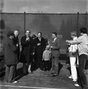 Tremsbüttel-Dorf: Sportanlagen: Einweihung der Tennisanlage: Umtrunk mit Kreispräsident Hubert Priemel, Kreissportverbandsvorsitzendem Hans-Joachim Berg, Amtsvorsteher August Guericke, Bürgermeister Theophil Bossel, VfL-Vorsitzendem Helmut Rieken und dem kommissarischen Tennisspartenleiter Hartmut Gülzau