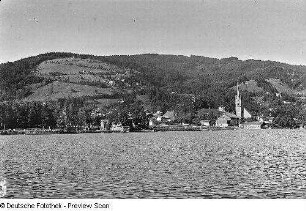 Ortsteilansicht mit St.-Sixtus-Kirche über den Schliersee