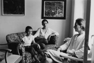 Familie Kaufmann/Sonntag (Mannequin, Maler) im Wohnzimmer
