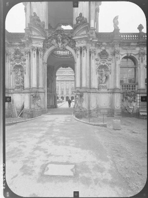 Dresden-Altstadt. Zwinger (1709-1728, M. D. Pöppelmann). Kronentor vom Zwingerhof