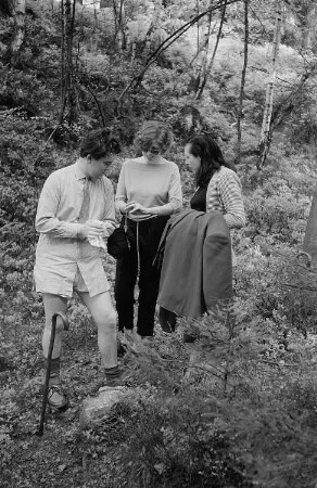 Renate Rössing (Mitte) und das Ehepaar Bartsch im Wald