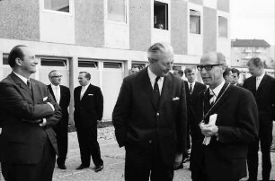 Freiburg: Studentensiedlung, Einweihungsfeier; Rundgang Ministerpräsident K.G. Kiesinger, Magnifizenz Prof. Helmut Baitsch