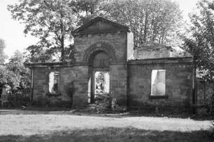 Dresden. Großer Garten, Hauptallee. Ruine des Torhauses (1814; G. F. Thormeyer). Stadtseite