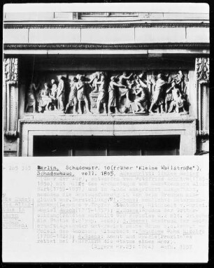 Relief mit Darstellung der Legende des Töpfers Dibutades, der Enthüllung der Zeusstatue durch Phidias, des Ausdruckes der Leidenschaft und der Rettung einer Amorstatue durch Praxiteles