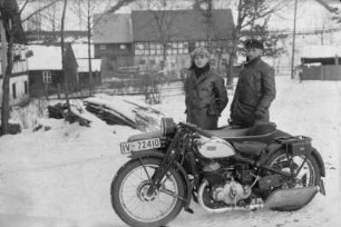Unbekannter und Arthur Krauße mit Motorrad DKW