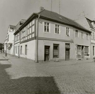 Wohnhaus mit Laden : Beeskow (Landkreis Oder-Spree), Markt 4. Wohnhaus mit Laden. Eckansicht