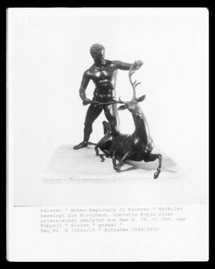Herkules bezwingt die Hirschkuh, römische Kopie einer griechischen Skulptur aus dem 4. Jh. v. Chr