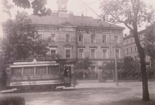 Dresden. Arbeitsanstalt, Königsbrücker Straße : Dresden, Arbeitsanstalt (später Gebäude der Stadtbezirksverwaltung), Königsbrücker Straße 117 mit Straßenbahntriebwagen der Linie 7