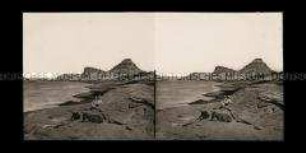Landschaft und Pyramiden am Nassersee bei Abu Simbel