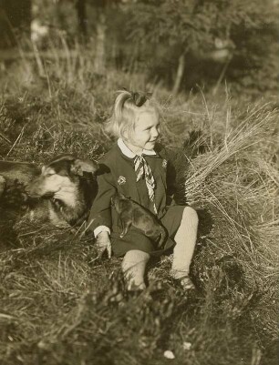 Mädchen mit Deutschem Schäferhund (Mischling)