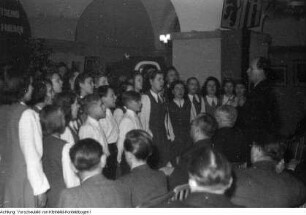 Dresden. Stadtverwaltung Dresden: Im Keller des Rathauses fand im Februar 1950 die Wahl der Betriebsgewerkschaftsleitung statt, 1950
