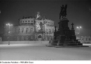 Dresden. Theaterplatz mit Reiterdenkmal König Johanns, Blick gegen Ruine des Opernhauses