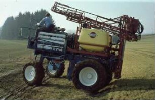 Fotografie: Weinbau, Traktor, Trägerfahrzeug, Pflanzenschutz, Feldspritze angebaut, Transport