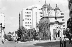 Bukarest: Straße Rosetti, Kirche und Hochhaus