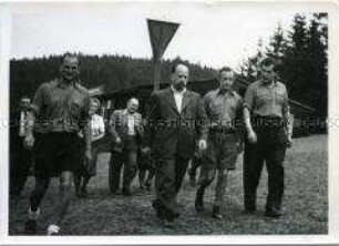 Walter Ulbricht besucht ein Pionierlager bei Saalfeld