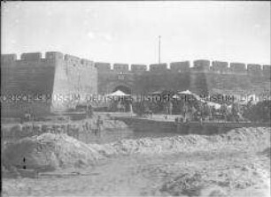 Glasnegativ von der Stadtmauer von "Wei hsien"