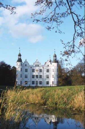 Gartenseite mit Wassergraben