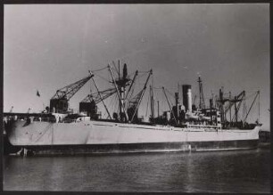 Schiff am Hamburger Hafen