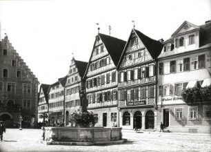 Bad Mergentheim, Marktplatz : Bad Mergentheim. Marktplatz. Blick über den Marktbrunnen zur Engel-Apotheke und zum Hotel zum Straußen