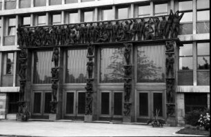 Laibach, Ljubljana: figurenfreudiges Hauptportal des Slowenischen Parlaments