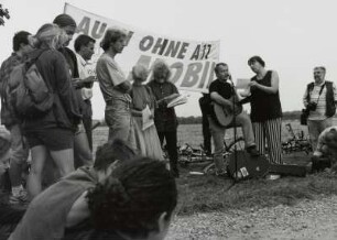 Offizieller Baubeginn für die Bundesautobahn 17 am 21.08.1998 am künftigen Autobahndreieck Dresden-West. Demonstranten kontra Autobahn mit Transparent "Auch ohne A 17 mobil" und Musikgruppe : Dresden. Offizieller Baubeginn für die Bundesautobahn 17 am 21.08.1998 am künftigen Autobahndreieck Dresden-West. Demonstranten kontra Autobahn mit Transparent "Auch ohne A 17 mobil" und Musikgruppe