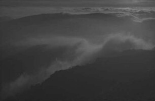 Belchen: Nebelmeer hinter dem Belchen, brandet gegen den Hochkelch