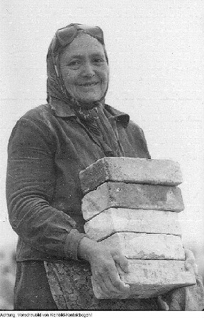 Dresden, Enttrümmerung. Trümmerfrau Elsa Buchwitz beim Arbeitseinsatz, 1946