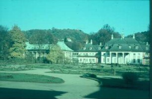 Dresden-Pillnitz : Dresden-Pillnitz. Schloß (beg. 1720, M. D. Pöppelmann). Blick zum Bergpalais (beg. 1723)