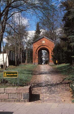 Alter Friedhof: Aufgang von Bahnhofstraße aus: hinten Torhaus: Blick nach Norden: im Vordergrund Hinweisschild Kriegsgräberstätte