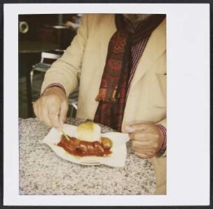 Wolfram Siebeck beim Currywurst-Imbiss Bier’s Kudamm 195