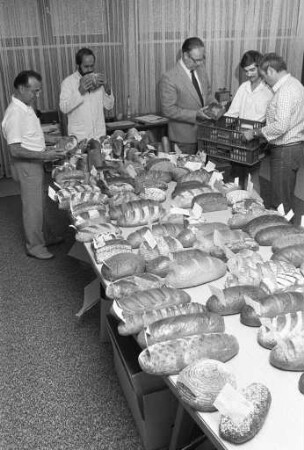 Qualitätsprüfung für Brot durch den Brotprüfer beim Zentralverband des Deutschen Bäckerhandwerks Gustav Köller