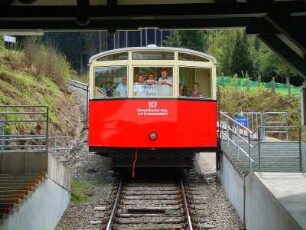 Standseilbahn bei Oberweissbach : Von der Talstation Obstfelderschmiede überwindet die steilste Standseilbahn der Welt für normalspurige Eisenbahnwagen auf einer Länge von 1360 m einen Höhenunterschied von 320 m bis zur Bergstation. Aufgenommen bei Oberweissbach am 29. April 2012