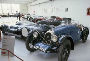 Aschaffenburg. Automobilmuseum Rosso Bianco. Zweisitzige Sportwagen in der Eingangshalle. Vordergrund Rally Roadster BV