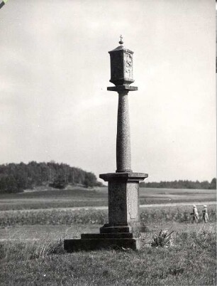 Steinsäule bei Crostwitz : Bildende Volkskunst - Stein. Ort: Chrósćicy / Crostwitz. Steinsäule mit Heiligenbild südlich von Crostwitz, an der Straße von Crostwitz nach Leopoldschenke